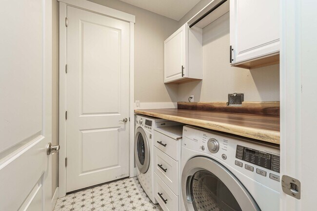 Building Photo - Charming 3-Bedroom, with Office and 2 Bath...