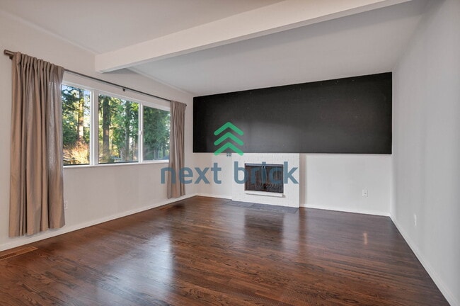 Building Photo - Welcome to this beautifully located 4-bedroom, 2-bath