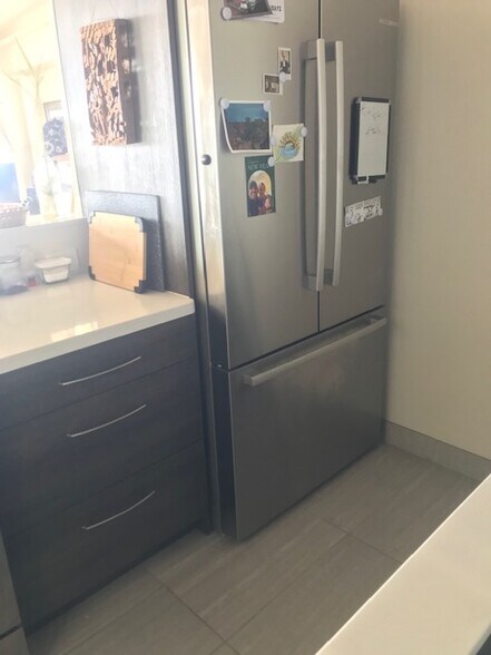 Refridgerator/Freezer w Ice Maker - 2333 Kapiolani Blvd