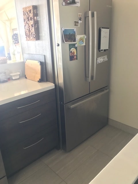 Refridgerator/Freezer w Ice Maker - 2333 Kapiolani Blvd