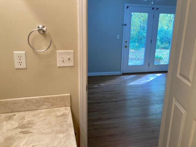 Building Photo - LOCATION LOCATION Location!  Close to Baptist Health Hospital, Shopping, & More