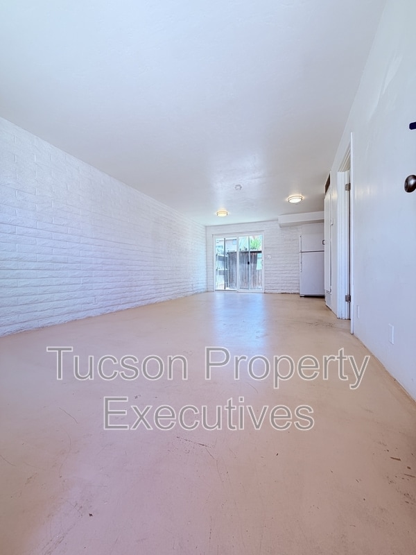 Building Photo - 319 E Blacklidge Dr