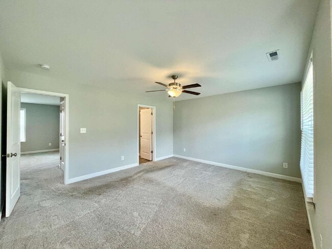 Building Photo - Spacious 4 Bedroom, 2 And A Half Bath Nest...