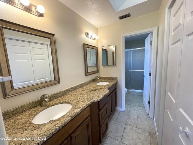 Building Photo - 740 Spring Valley Dr