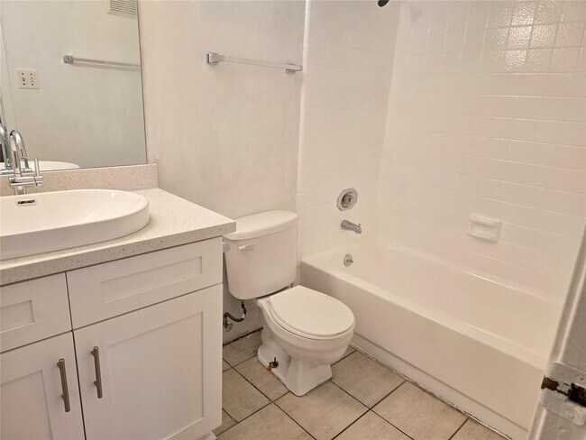 Building Photo - 7400 Bellerive Dr