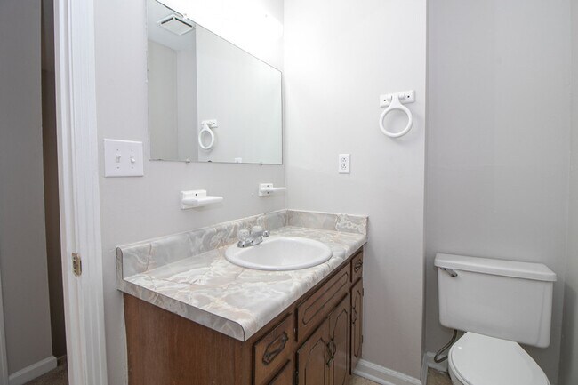 Building Photo - 814 Golf View Pl