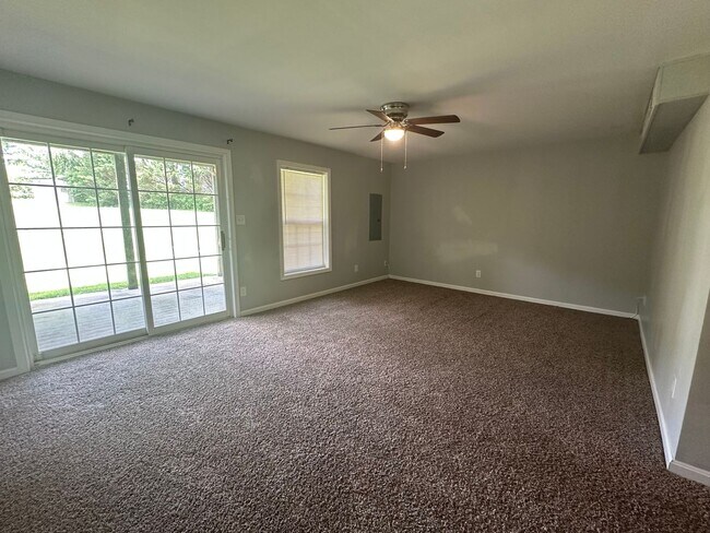 Building Photo - 3 Bedroom Townhouse in Campbell County