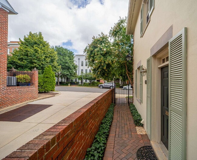 Building Photo - Charming End Townhouse in Prime North Old Town Location