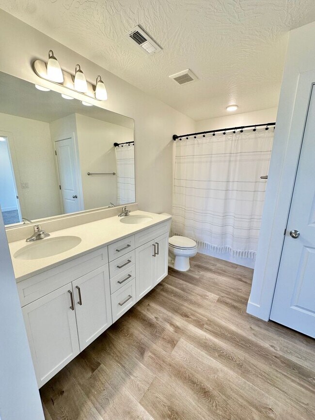 Building Photo - Desert Color Townhome!