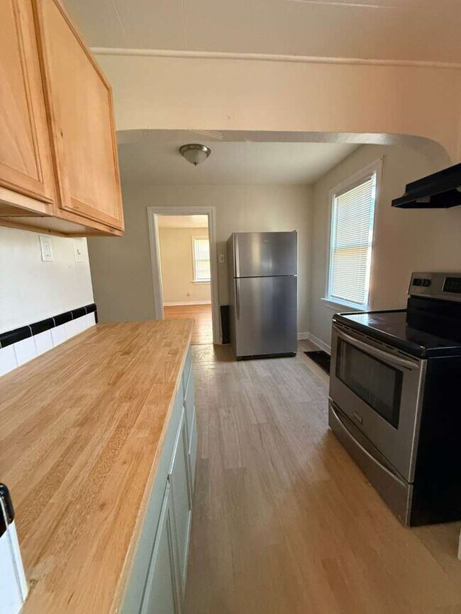 Building Photo - "Charming 3-Bedroom, 1 bath Riverview Retreat with Hardwood Floors & Unfinished basement!"  Ready...