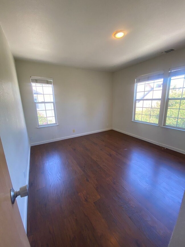 Building Photo - MOVE IN SPECIAL $1000 off first 2 Months R...