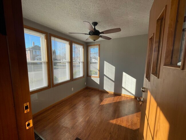 Front Sun Room - 556 E 5th St