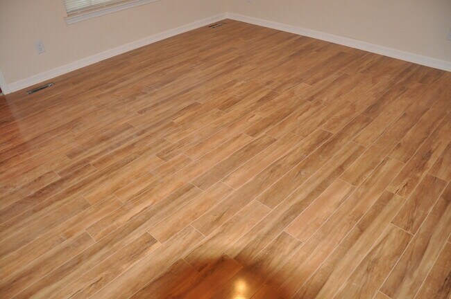 Building Photo - Big Brown - Walk to UK Pre-Leasing Now  Fa...