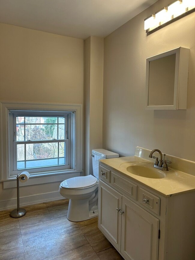 Building Photo - Cozy 2-Bedroom Home with Bonus Rooms in Lancaster - Private Backyard!