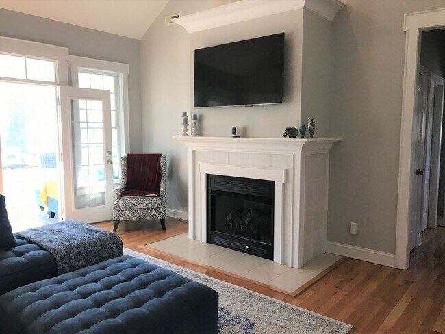 Building Photo - CROWN POINTE