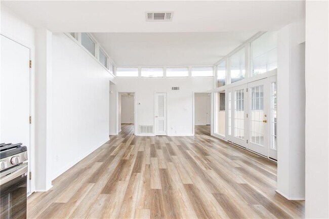 Building Photo - 346 Carpenter Dr NE