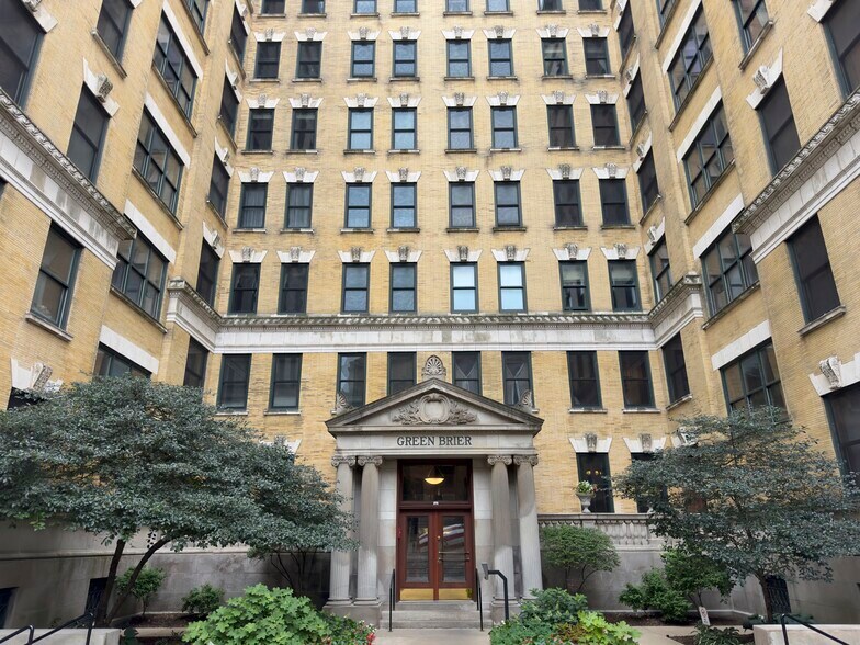 Building Photo - 559 W Surf St