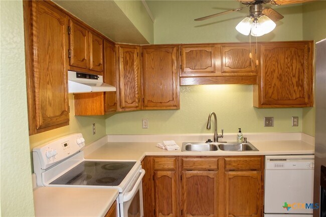Building Photo - 2404 Fieldstone Dr