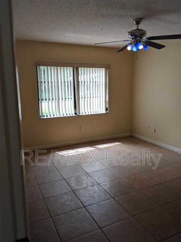 Building Photo - 25 Dogwood Dr