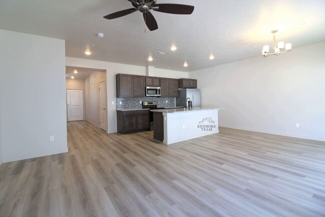 Building Photo - 3 Bedroom, 2.5 Bath Townhome in Central Kennewick