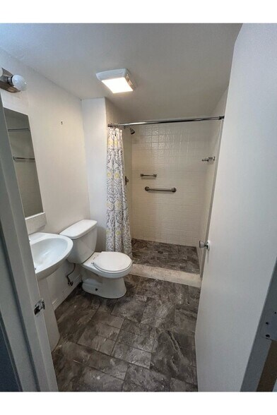 Building Photo - 1540 Glen Oaks Dr E
