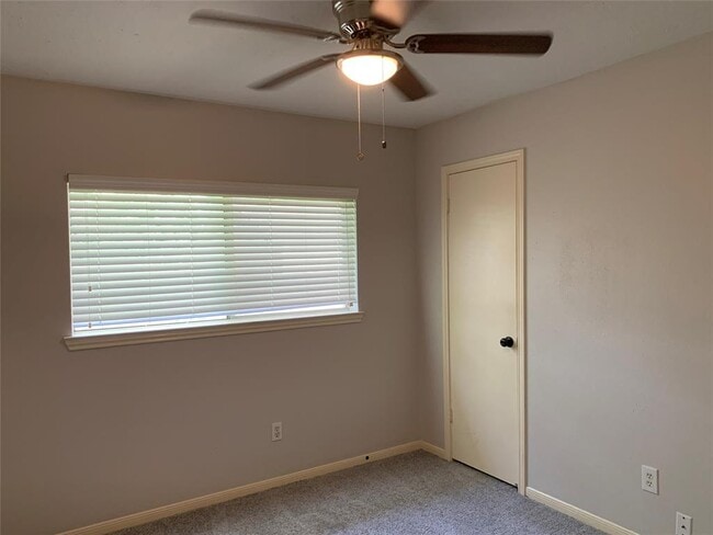 Building Photo - 1243 Park Knoll Ln