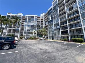 Building Photo - 800 Parkview Dr