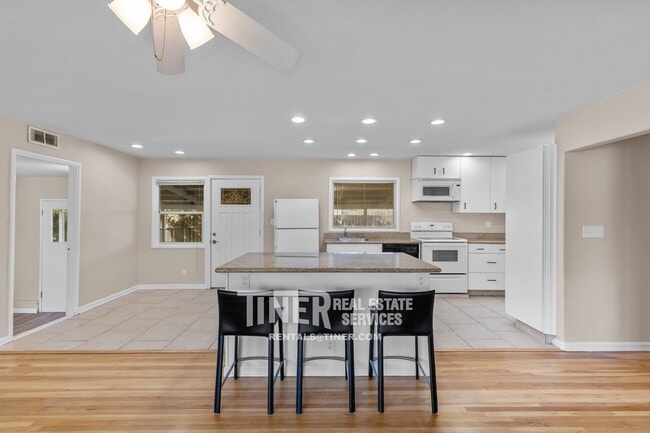 Building Photo - 2501 Laurence Ave