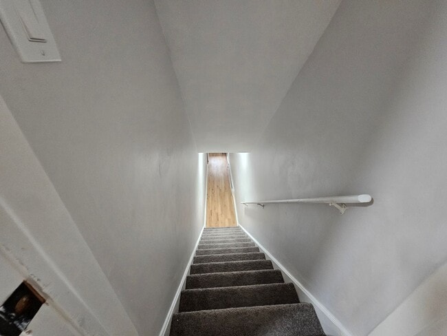 Building Photo - Newly Updated 3 bedroom 1 bath apartment i...