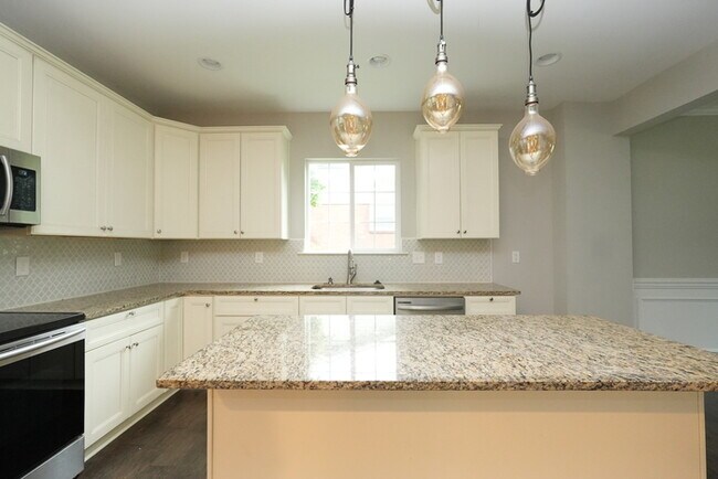 Building Photo - A charming house with 4 beds and 3.5 bath ...