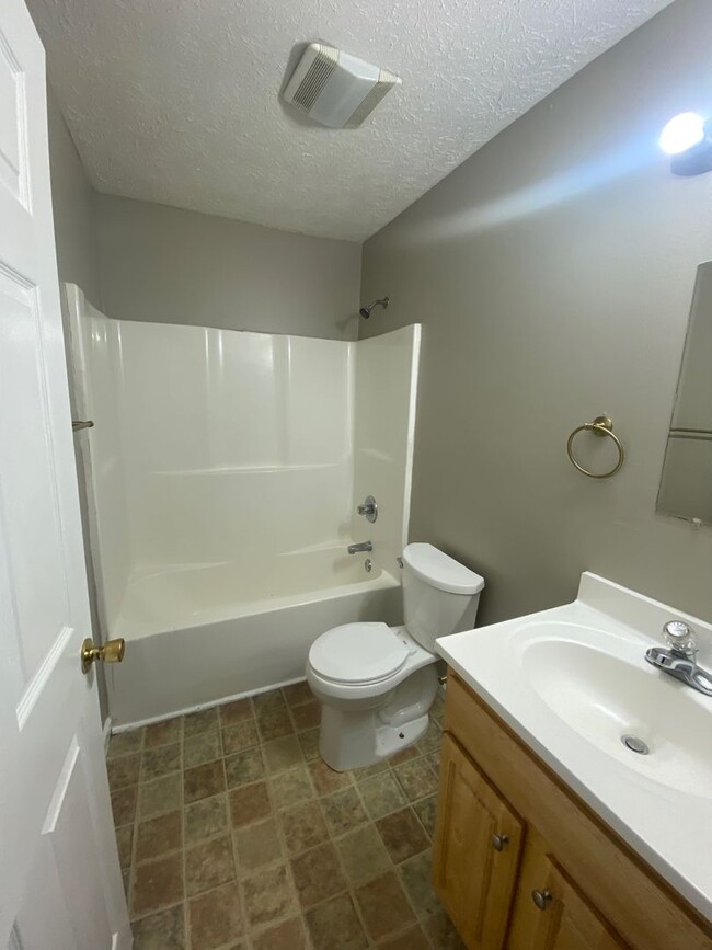 Building Photo - 3 bedroom 2 bath single family home