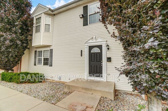 Building Photo - 1105 N Byrne Rd