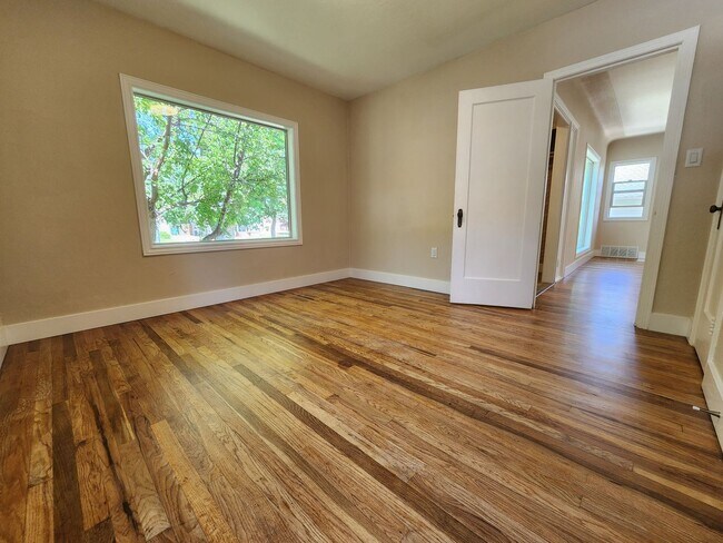 Building Photo - Completely remodeled 5 bed 2 bath home