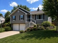 Building Photo - 925 NE Carousel Ln