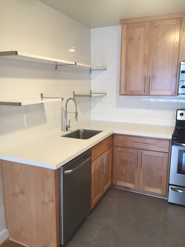 Building Photo - Spacious Like New Remodel 2BR-Portsmouth-N...