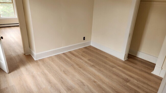 Building Photo - 42 Chestnut St