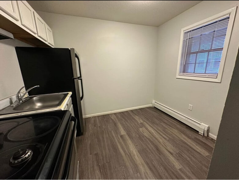 Building Photo - 2430 Muscatine Ave