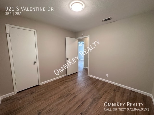 Building Photo - 921 S Valentine Dr
