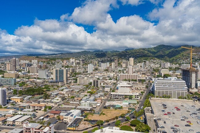 Building Photo - Fully furnished 1-bed, 1-bath, 1-parking a...