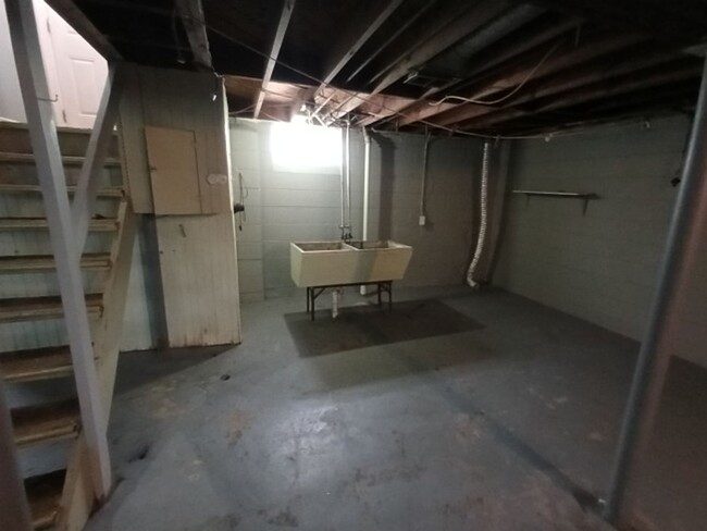 Building Photo - 3 bedroom 1 Bath Bungalow - Now Available!