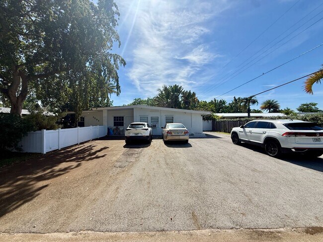 Building Photo - Sensational 2 bed 1 bath in the heart of Wilton Manors! 2 parking spots with laundry!