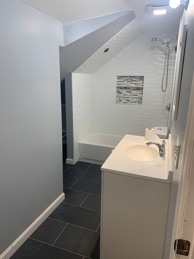 Building Photo - 16 Hillcrest Cir