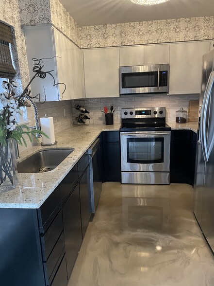 Kitchen with appliances - 105 Ellington Pl