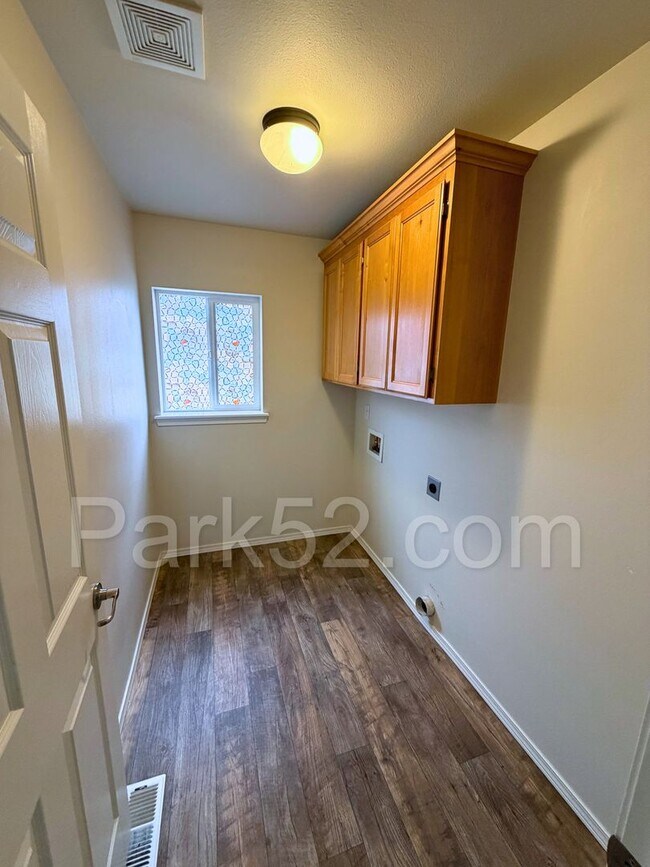 Building Photo - Puyallup 4 Bedroom 2.5 Bath Single Family Home