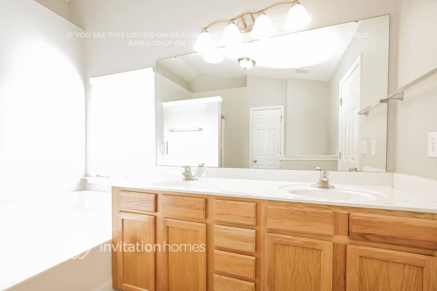 Building Photo - 4903 Abercromby St