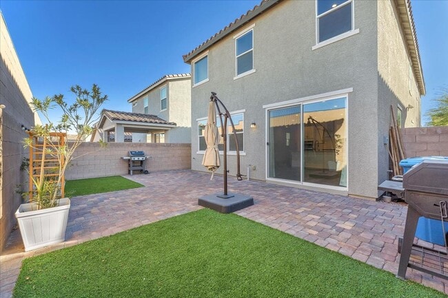 Building Photo - Gorgeous Five Bedroom in the SW! Solar panels!