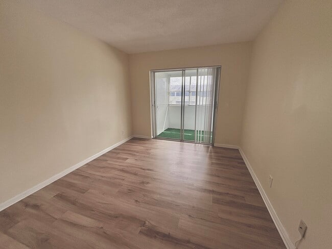 Building Photo - 241 Sheffield J