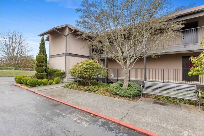 Building Photo - 1425 S Puget Dr