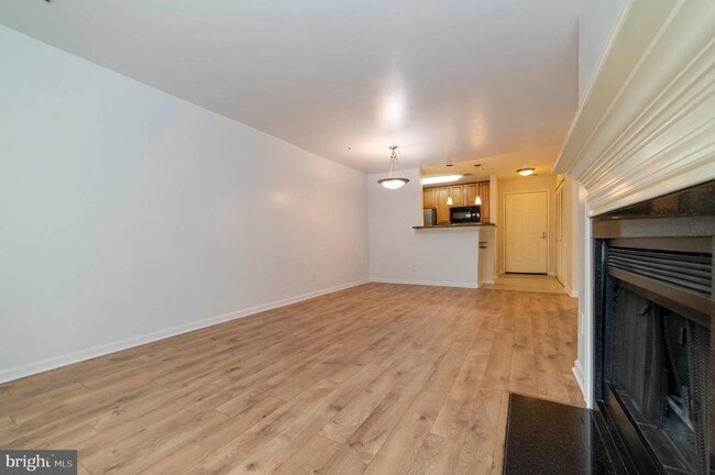 Building Photo - 3176 Summit Square Dr