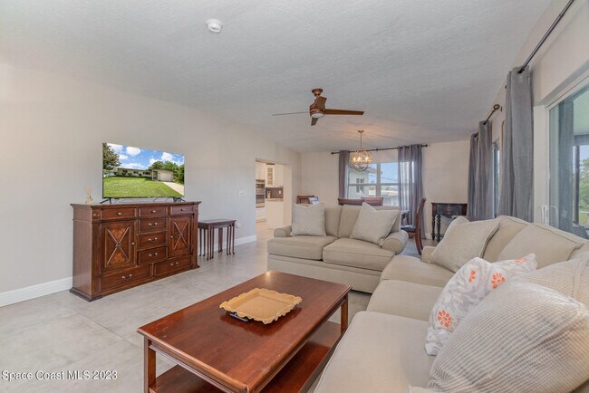 Building Photo - 115 S Indian Cir